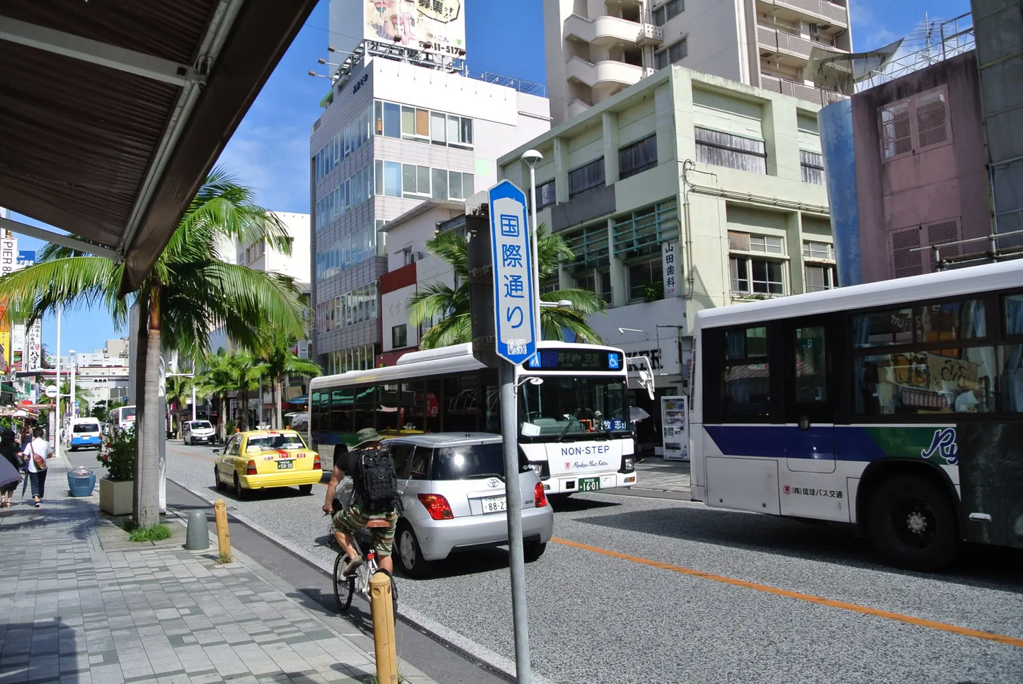 沖縄那覇新港 出発→首里城→国際通り商店街→飲食施設(食事)→免税店他でショッピング→沖縄那覇新港 帰港
